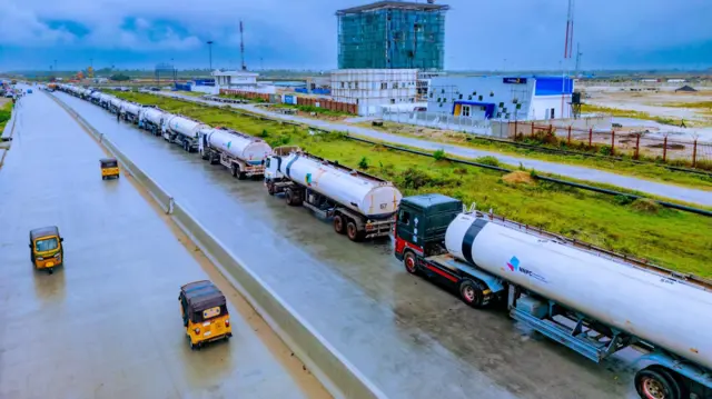 Ọtụtụ ụgbọala na-ebu mmanụ agbidi ka ha kwụcha n'ahịrị n'ụlọọrụ Dangote na-esipụta mmanụ ụgbọala