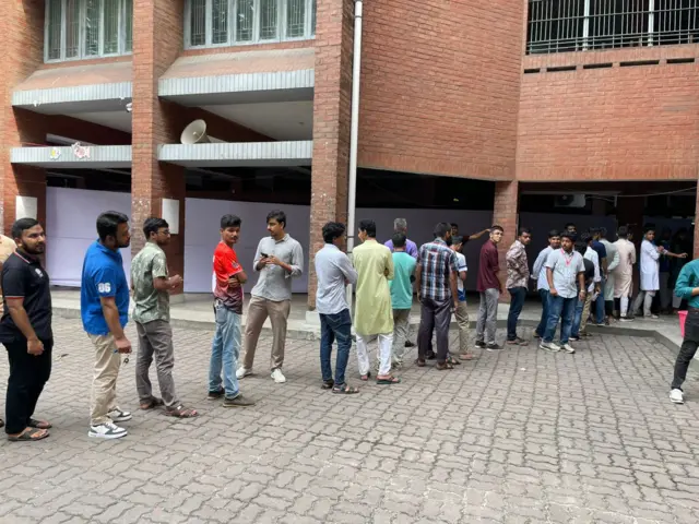 ভোটকেন্দ্রে লাইনে দাঁড়িয়ে আছেন পুরুষ ভোটাররা