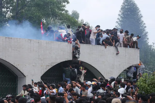 सोमवार संसद् भवन परिसरमा छिरेका प्रदर्शनकारीहरू