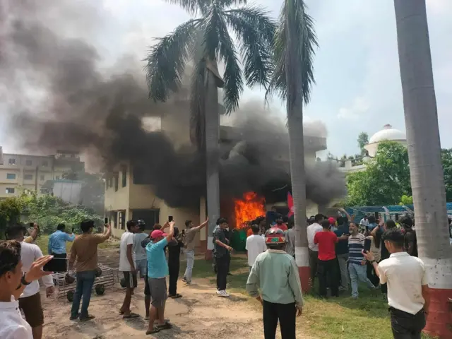 बाँकेमा एमाले पार्टी कार्यालयमा आगजनी भएको तस्बिर