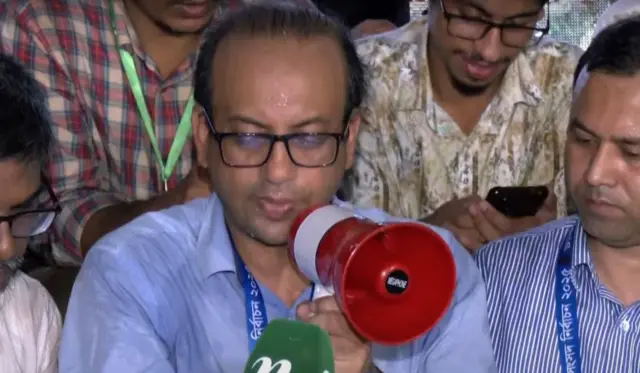 ডাকসু নির্বাচনে বিশ্ববিদ্যালয়ের শারীরিক শিক্ষা কেন্দ্রের ফল ঘোষণা করছেন রিটার্নিং কর্মকর্তা