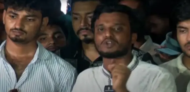বৈষম্যবিরোধী শিক্ষার্থী সংসদ প্যানেলের ভিপি প্রার্থী আব্দুল কাদের কথা বলছেন