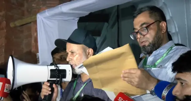 ডাকসু নির্বাচনে অমর একুশে হলের ফল ঘোষণা করা হচ্ছে