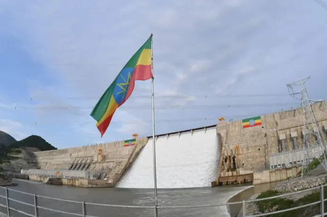 በሕዳሴው ግድብ አካባቢ የሚውለበለብ የኢትዮጵያ ባንዲራ