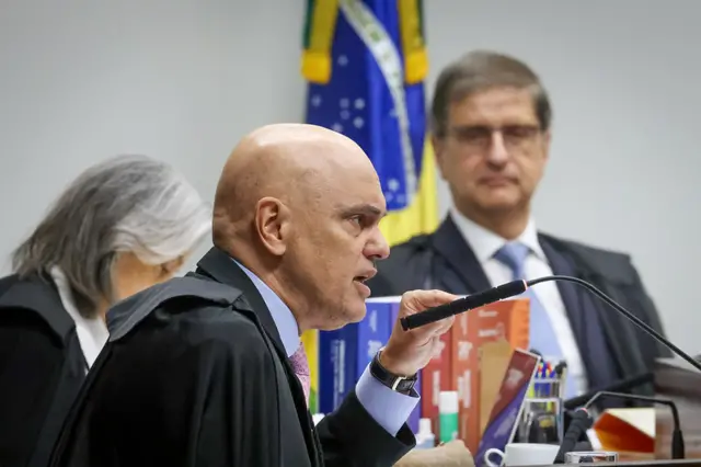 Alexandre de Moraes falando ao microfone em sala da Primeira Turma do STF