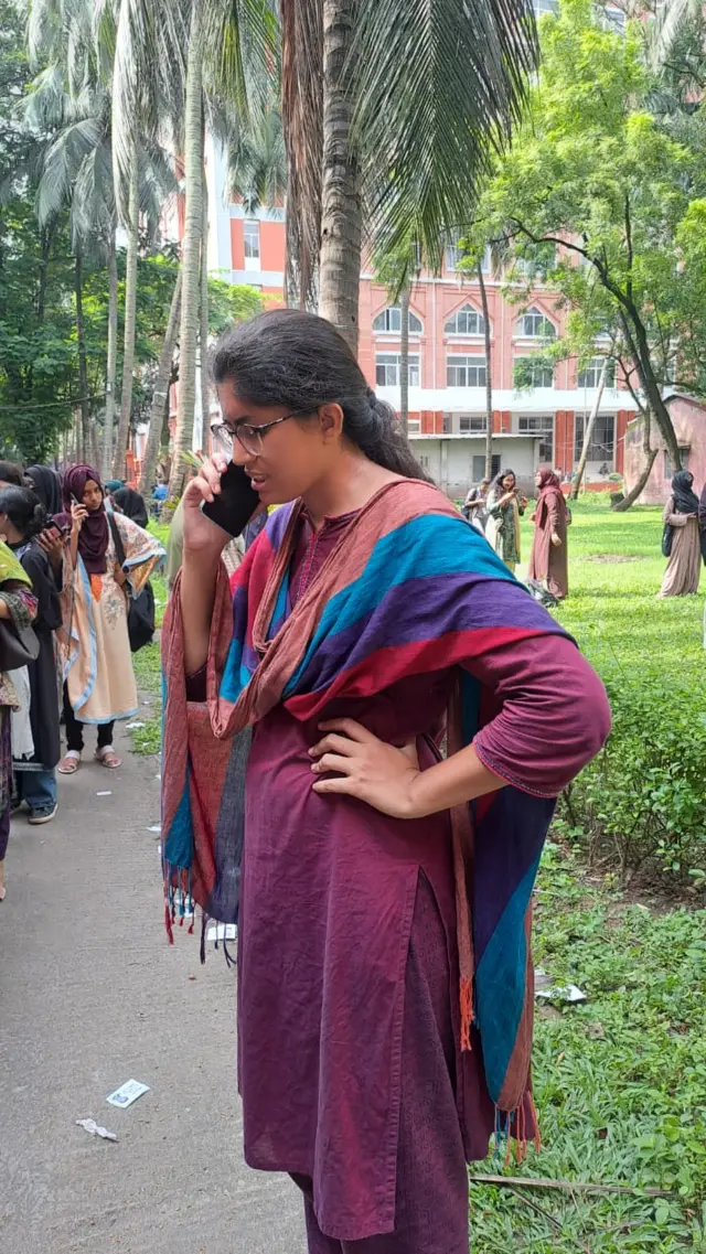 কবি সুফিয়া কামাল হলের ভোটকেন্দ্র ভূতত্ত্ব বিভাগের কেন্দ্রে ফোনে কথা বলছেন ভিপি পদের স্বতন্ত্র প্রার্থী উমামা ফাতেমা