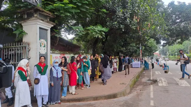 ডাকসু নির্বাচনে ভোট দিতে অপেক্ষারত শিক্ষার্থীরা