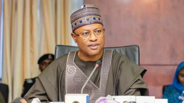 Gwamnan Kaduna zaune a ofishinsa