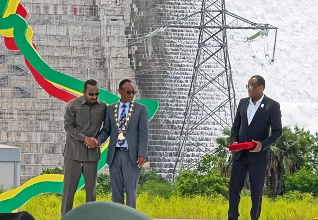 የግድቡ ዋና ሥራ አስኪያጅ ኢንጅነር ክፍሌ ሆሮ ከጠቅላይ ሚኒስትር ዐቢይ እጅ የክብር ኒሻን ሲቀበሉ