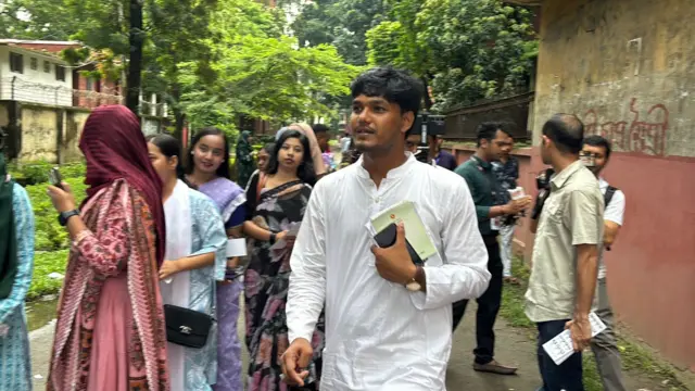 ভোটকেন্দ্র ঘুরে দেখছেন ভিপি প্রার্থী আবিদুল ইসলাম খান