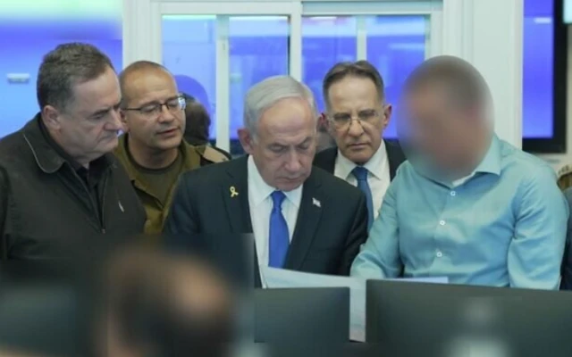 من اليسار إلى اليمين: وزير الدفاع يسرائيل كاتس، والسكرتير العسكري لرئيس الوزراء اللواء رومان غوفمان، ورئيس الوزراء بنيامين نتنياهو، ورئيس أركان نتنياهو تساحي برافرمان، والقائم بأعمال رئيس جهاز الأمن العام (الشاباك) "ميم"، في مركز قيادة الجهاز خلال الغارات على حماس في قطر، 9 سبتمبر/أيلول 2025. (الشاباك)