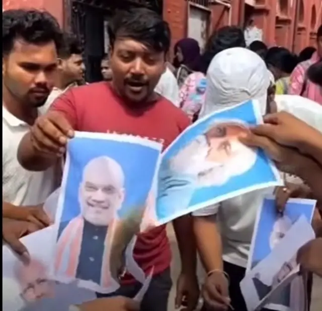 বিক্ষোভ দেখাচ্ছেন তৃণমূল ছাত্র পরিষদের সদস্যরা