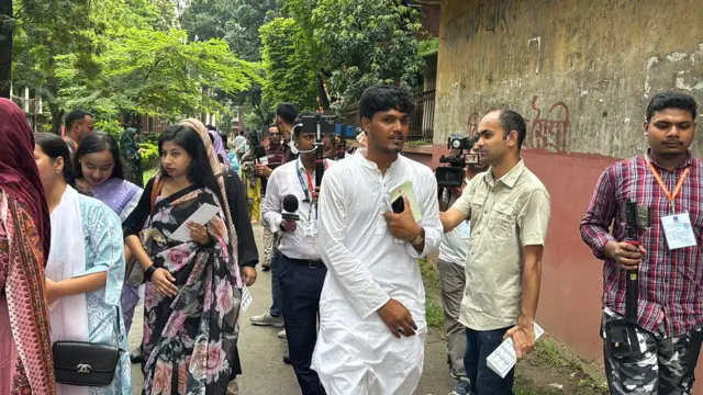 কেন্দ্র ঘুরে দেখছেন ছাত্রদল সমর্থিত ভিপি আবিদুল ইসলাম খান