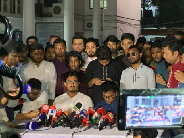 ঐক্যবদ্ধ শিক্ষার্থী জোটের ভিপি প্রার্থী সাদিক কায়েম ও জিএস প্রার্থী এস এম ফরহাদ সংবাদ সম্মেলনে কথা বলছেন