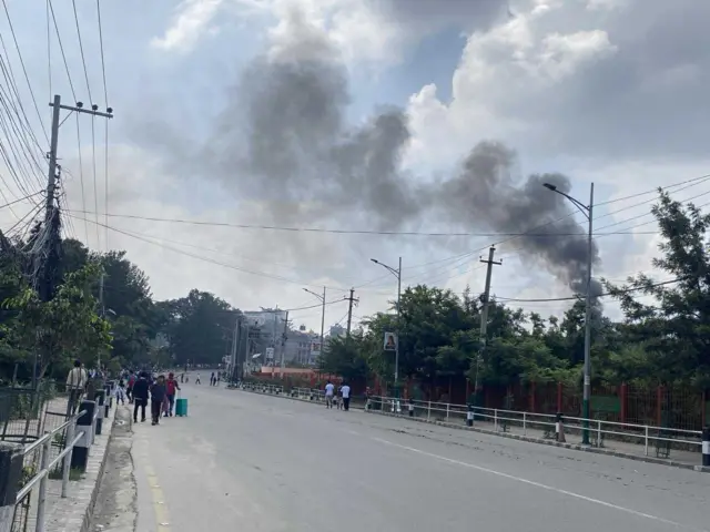काठमाण्डू विमानस्थलनजिकै रहेको बाटो, छेउमा धुवाँको मुस्को उठेको देखिन्छ