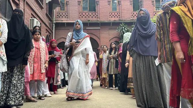 সুফিয়া কামাল হলে ভোট দেয়ার জন্য লাইনে অপেক্ষারত শিক্ষার্থীরা