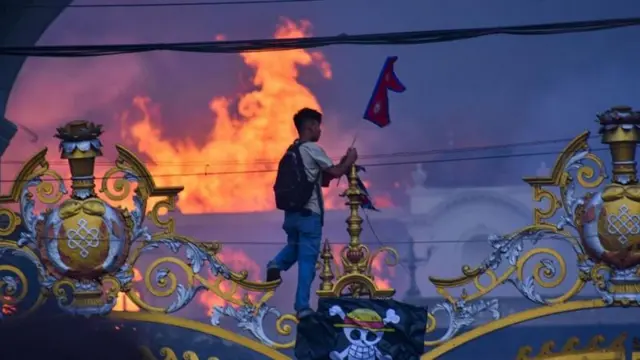 সিংহ দরবার থেকে ধোঁয়া ও আগুনের শিখা উঠছে, যেখানে বিভিন্ন নেপালি মন্ত্রীর অফিস রয়েছে।