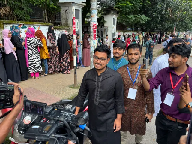 কেন্দ্র ঘুরে দেখছেন ছাত্রশিবির সমর্থিত ভিপি সাদিক কায়েম