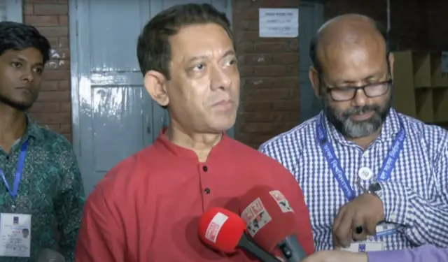 ডাকসু নির্বাচনে উদয়ন স্কুল কেন্দ্রের কেন্দ্রপ্রধান অধ্যাপক শামীম রেজা।