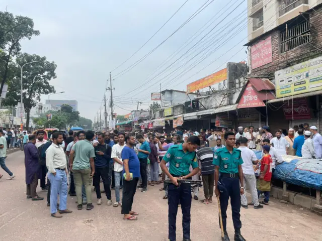 ঢাকা বিশ্ববিদ্যালয়ের আশেপাশের এলাকায় বিপুল সংখ্যক মানুষের উপস্থিতি