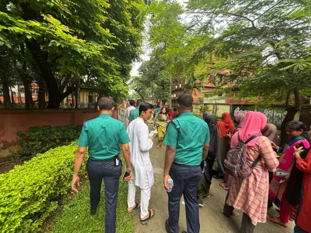 ক্যাম্পাসে নিরাপত্তা প্রহরায় পুলিশ সদস্যরা