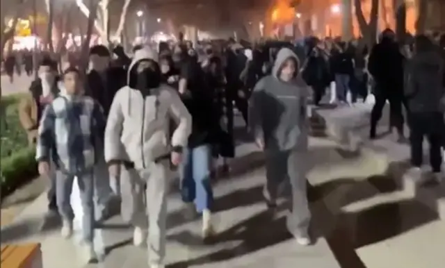 اصفہان میں رات گئے پر بہت سے لوگ احتجاجا سڑکوں پر نکل آئے