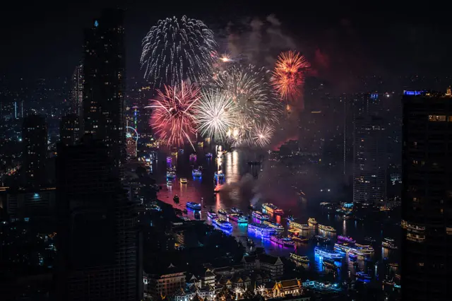 ထိုင်းနိုင်ငံ၊ ဘန်ကောက်မြို့၊ ကျောက်ဖရားမြစ်တစ်လျောက်မှာမြင်တွေ့ရတဲ့ နှစ်သစ်ကူးည မီးရှူးမီးပန်းအလှ