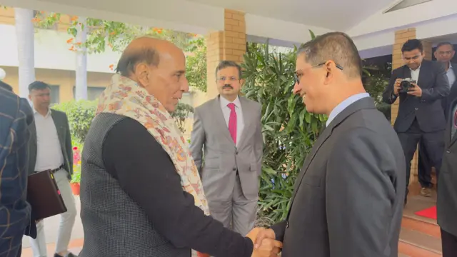 বাংলাদেশের হাইকমিশনার এম রিয়াজ হামিদুল্লাহ (ডান) রাজনাথ সিংকে (বাঁ) স্বাগত জানান