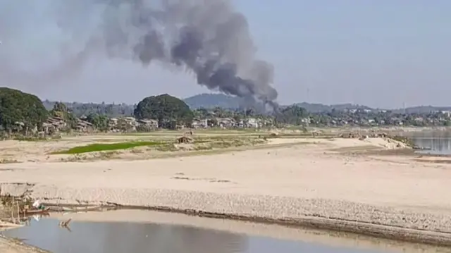 တိုက်ပွဲတွေကြား မီးလောင်နေတဲ့ ကသာမြို့နယ်