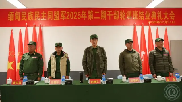 ကိုးကန့်တပ်ခေါင်းဆောင် ဖုန်တာရွှင် (အလယ်)