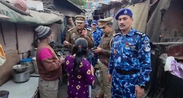 लोगों से पूछताछ करते पुलिसकर्मी