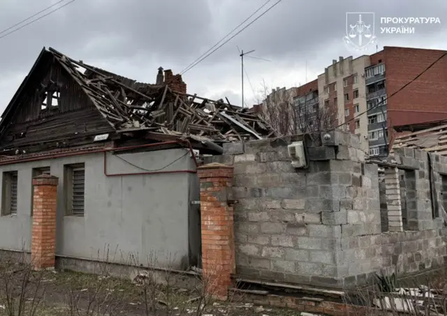 Пострадавший дом, на фоне видна многоэтажка