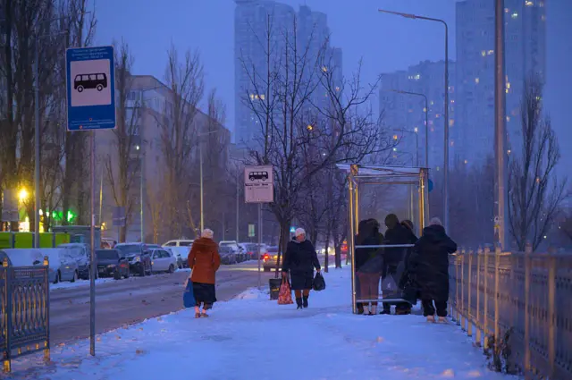 Люди на улицах Киева