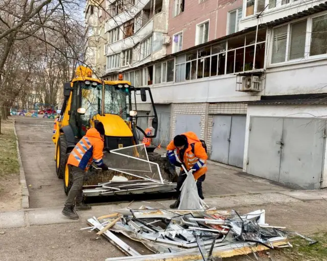 Коммунальные службы Днепра работают около одного из поврежденных домов