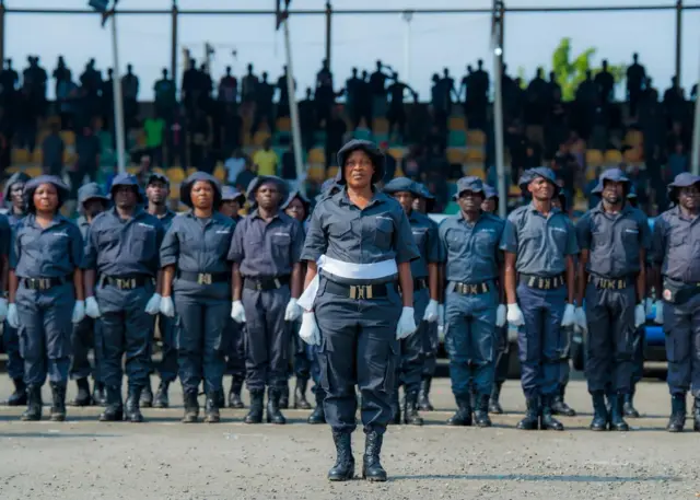 Gọvanọ Hope Uzodimma ehiwela otu nchekwa obodo n’Imo Steeti