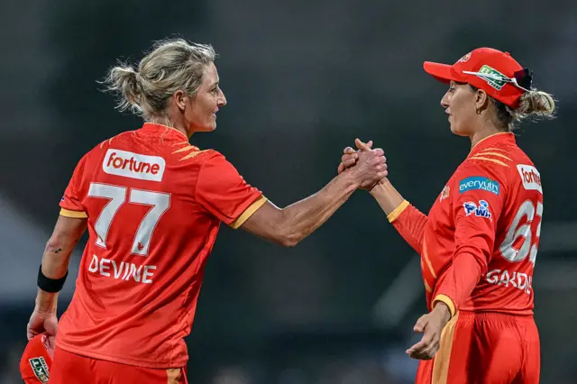 सोफी डिवाइन और एशली गार्डनर