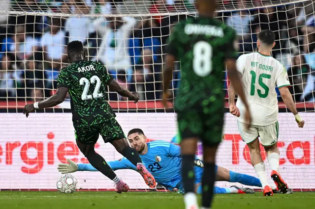 Akor Adams inscrit le deuxième but de son équipe dans les filets du gardien algérien Luca Zidane (n° 23) lors du quart de finale de la Coupe d'Afrique des Nations (CAN) opposant l'Algérie au Nigeria au Grand Stade de Marrakech le 10 janvier 2026.