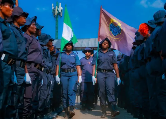 Gọvanọ Hope Uzodimma ehiwela otu nchekwa obodo n’Imo Steeti