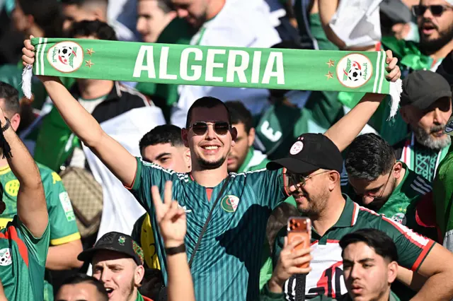 Les supporters algériens acclament leur équipe avant le quart de finale de la Coupe d'Afrique des Nations (CAN) de football opposant l'Algérie au Nigeria au Grand Stade de Marrakech, le 10 janvier 2026. (Photo de Paul ELLIS / AFP via Getty Images)