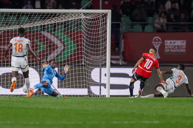 L'attaquant égyptien Mohamed Salah (n° 10) marque un but devant le gardien ivoirien Yahia Fofana