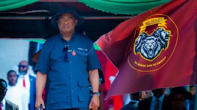 Gọvanọ Hope Uzodimma ehiwela otu nchekwa obodo n’Imo Steeti