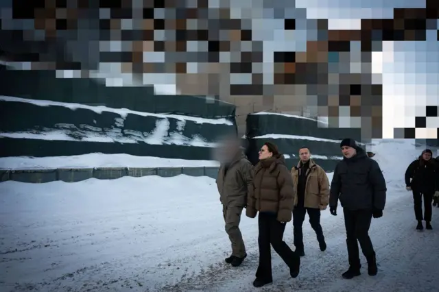 Свириденко опубликовала свою фотографию около одного из энергообъектов. На этом фото он размыт: в условиях войны украинские власти соблюдают режим секретности