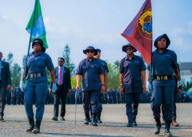 Gọvanọ Hope Uzodimma ehiwela otu nchekwa obodo n’Imo Steeti