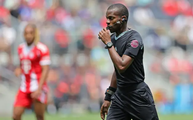 L'arbitre ISsa Sy au sifflet