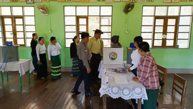 မင်းလှမြို့ပေါ်မှာ ရွေးကောက်ပွဲလုပ်ဖို့အတွက် မဲရုံပြင်ဆင်နေတဲ့မြင်ကွင်း