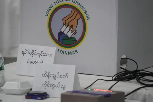 လသာမြို့နယ်ထဲက မဲရုံတစ်ရုံအတွင်းပိုင်းမြင်ကွင်း