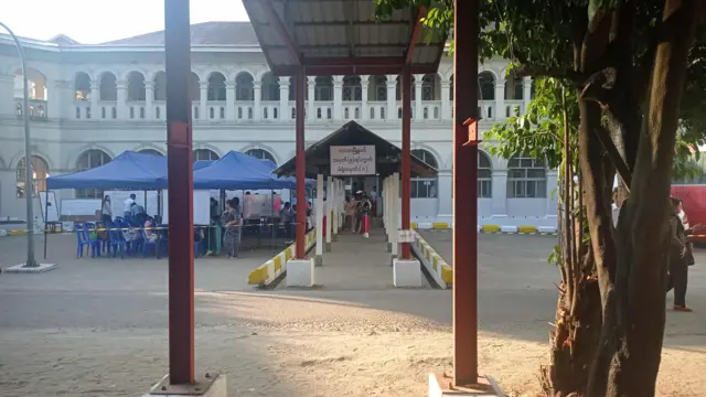 ဒီနေ့ ရန်ကုန် လသာမှာ ရွေးကောက်ပွဲလုပ်တဲ့ မြင်ကွင်း