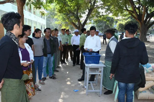 စစ်ကော်မရှင်ခန့် မန္တလေးတိုင်း ဝန်ကြီးချုပ် ဦးမျိုးအောင်ကို ဇန်နဝါရီလ ၁၁ ရက်မှာ စဉ့်ကိုင်မြို့နယ် ဆည်ရွာက မဲပေးမှုကို သွားကြည့်တယ်လို့ နိုင်ငံပိုင် မီဒီယာက သတင်းဖော်ပြ