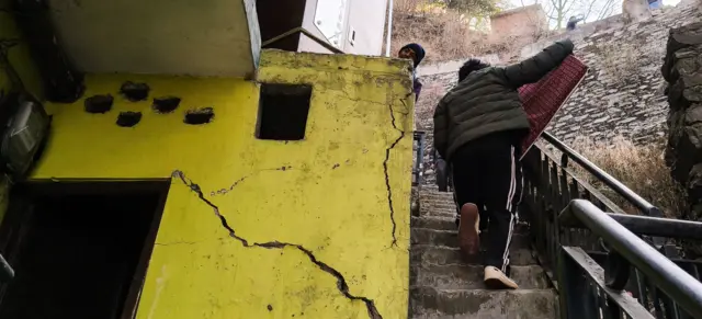 शिमला में घरों में दरारें