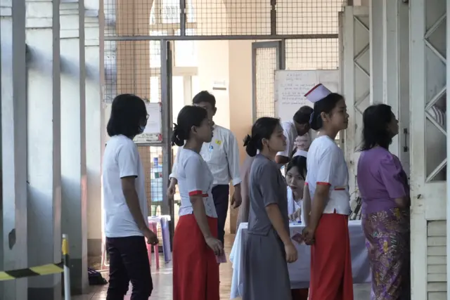 ရန်ကုန်ဆေးရုံကြီး ဝင်းထဲမှာ ဖွင့်ထားတဲ့ လသာမြို့နယ်အတွက် မဲရုံ တစ်ရုံမှာ မဲပေးဖို့ တန်းစီနေကြသူတွေ